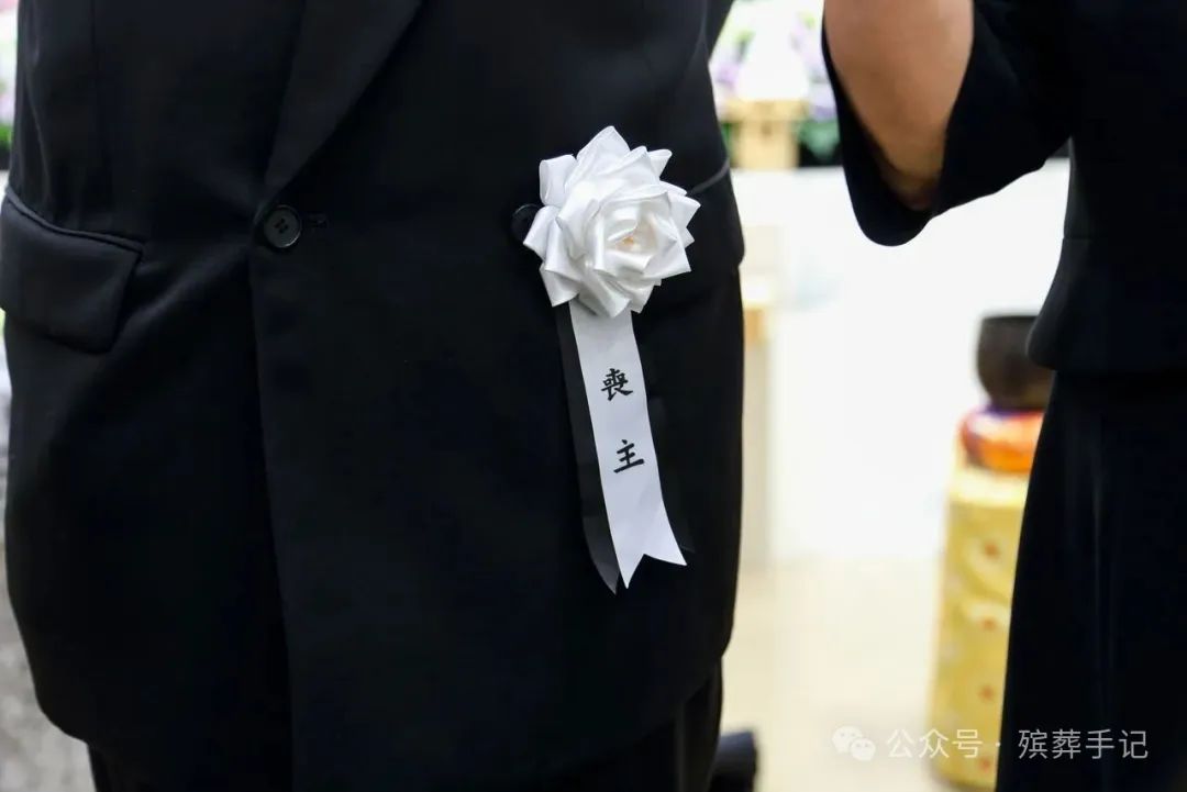 即便与逝者家属素未谋面，凭臂上的黑纱或胸前的黑色缎带等标志物亦可辨认（图片：PIXTA）