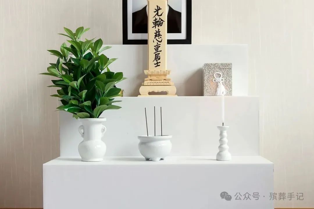 戒名由僧侣依逝者生平和品行授予，镌刻在墓碑及灵位上（如图中上方所示）（图片：PIXTA）