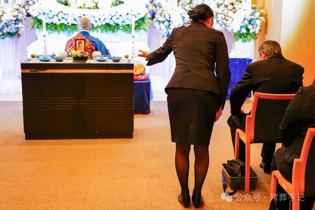 香案设于遗像或遗体前（图片：PIXTA）