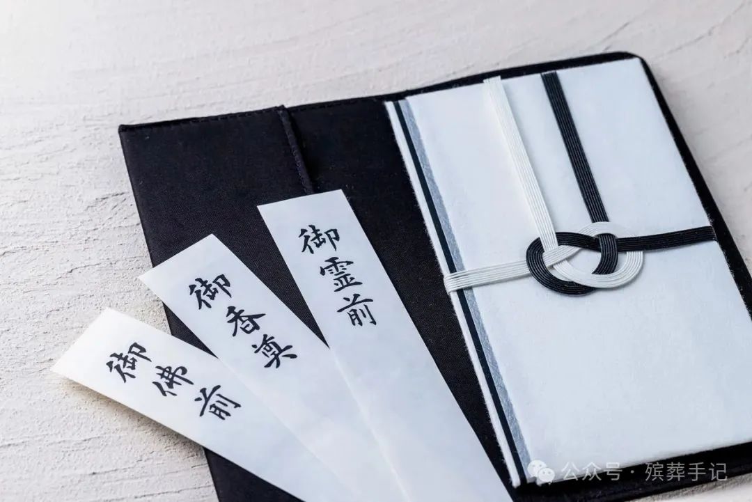 在题头下方用淡墨毛笔署名（图片：PIXTA）