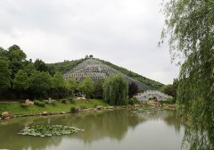 岳阳公墓风水环境大揭秘：背山面水，福泽后代之选